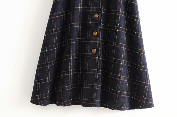 Rochie lungă în carouri cu bretele și nasturi în albastru