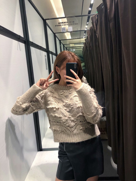 Modern rövid bézs pulóver kivágásokkal