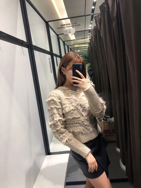 Modern rövid bézs pulóver kivágásokkal