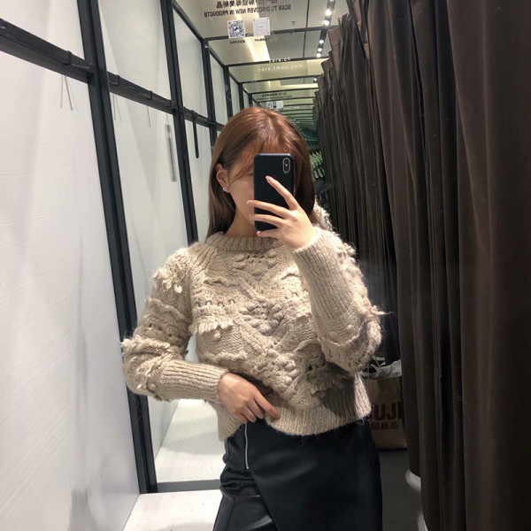 Modern rövid bézs pulóver kivágásokkal