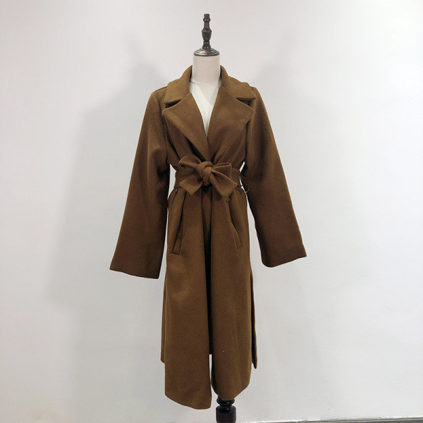 Hosszú gyapjúkabát szürke, bézs és barna övvel és zsebekkel