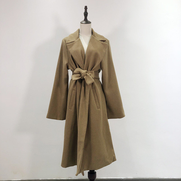 Hosszú gyapjúkabát szürke, bézs és barna övvel és zsebekkel