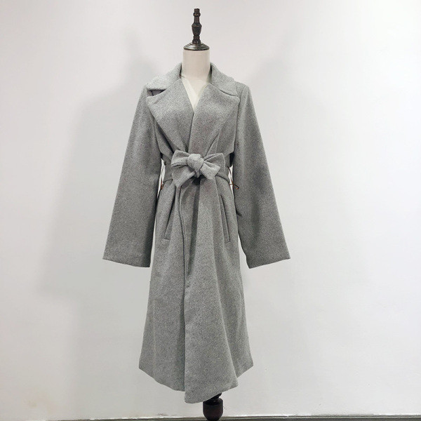 Hosszú gyapjúkabát szürke, bézs és barna övvel és zsebekkel