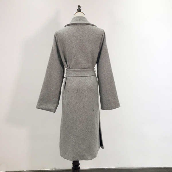 Hosszú gyapjúkabát szürke, bézs és barna övvel és zsebekkel