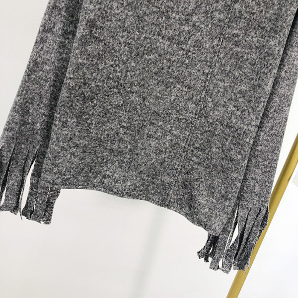 Szürke színű, széles női pulóver ovális nyakkivágással, ujjain rojtokkal