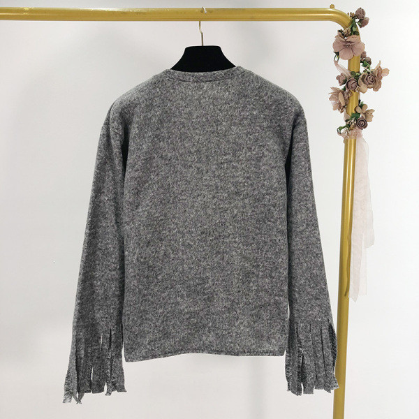 Szürke színű, széles női pulóver ovális nyakkivágással, ujjain rojtokkal