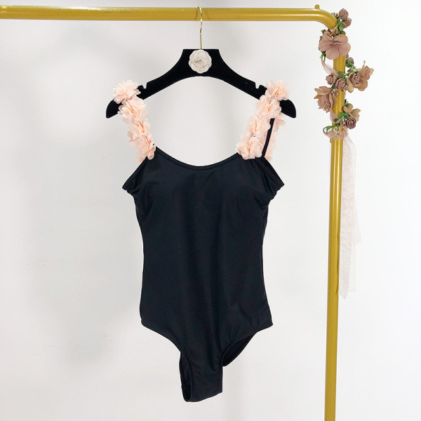 Új modell teljes fürdőruha fekete színben, 3D virág elemekkel