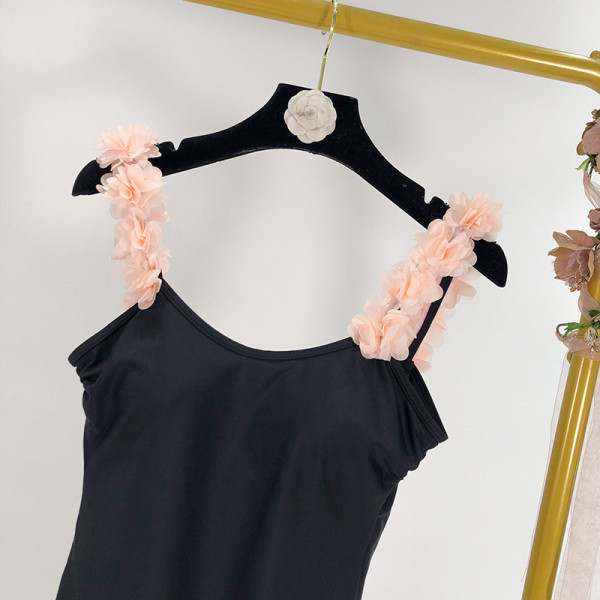 Új modell teljes fürdőruha fekete színben, 3D virág elemekkel