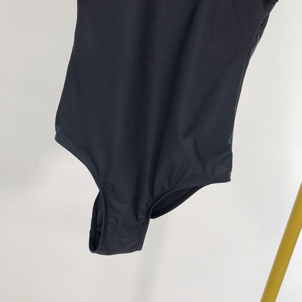 Új modell teljes fürdőruha fekete színben, 3D virág elemekkel