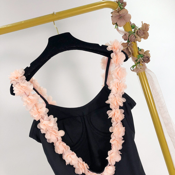 Új modell teljes fürdőruha fekete színben, 3D virág elemekkel