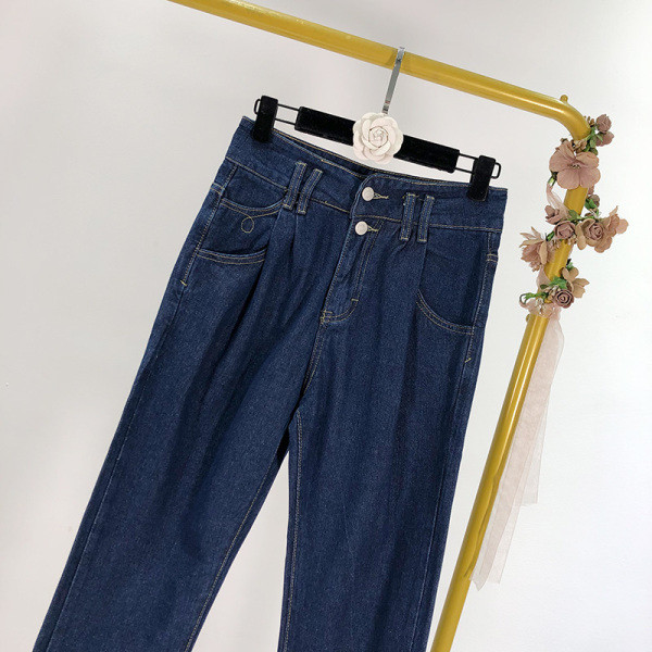 Alkalmi női farmer sötétkék színben, magas derékkal és zsebekkel