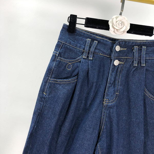 Alkalmi női farmer sötétkék színben, magas derékkal és zsebekkel