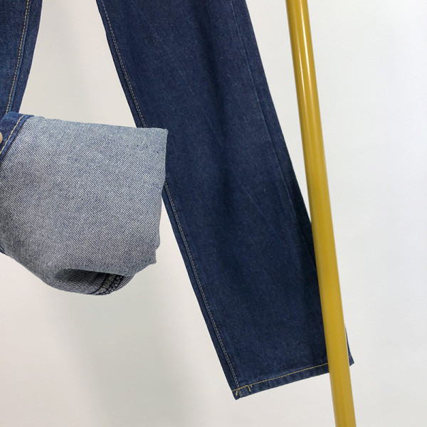 Alkalmi női farmer sötétkék színben, magas derékkal és zsebekkel