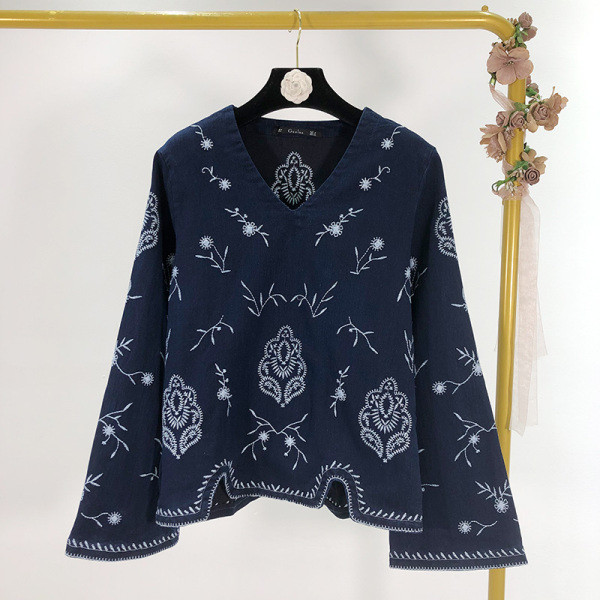Női széles blúz V-nyakkal és kék hímzéssel