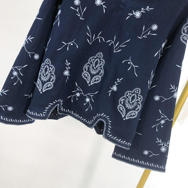 Női széles blúz V-nyakkal és kék hímzéssel