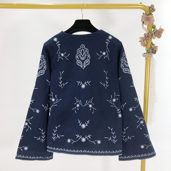 Női széles blúz V-nyakkal és kék hímzéssel