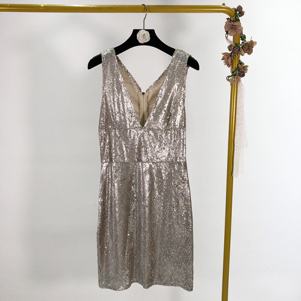 Modern testhezálló ruha V-nyakkal és széles, ezüst színű pántokkal, flitterekkel