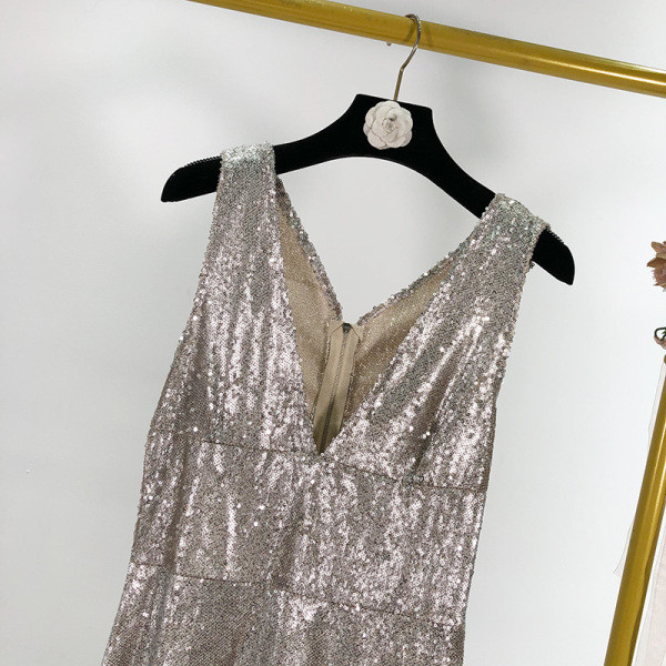 Modern testhezálló ruha V-nyakkal és széles, ezüst színű pántokkal, flitterekkel