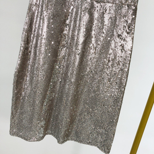 Modern testhezálló ruha V-nyakkal és széles, ezüst színű pántokkal, flitterekkel