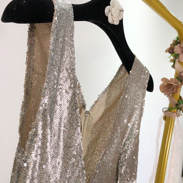 Modern testhezálló ruha V-nyakkal és széles, ezüst színű pántokkal, flitterekkel