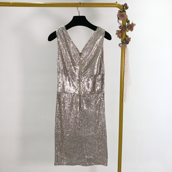 Modern testhezálló ruha V-nyakkal és széles, ezüst színű pántokkal, flitterekkel