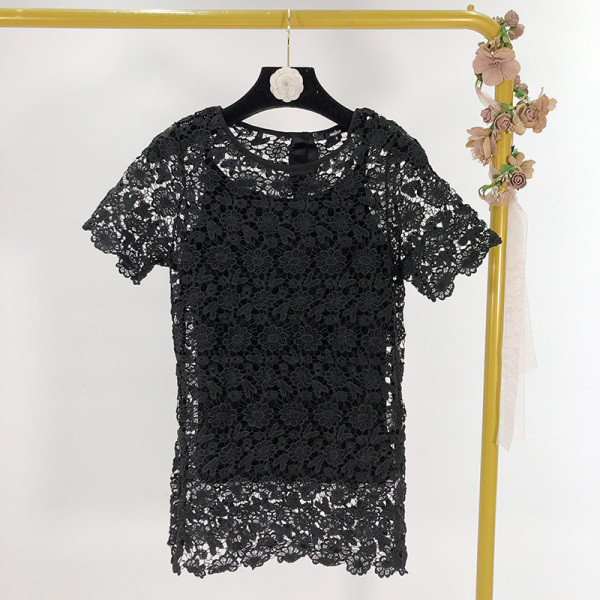 Bluză de damă din dantelă neagră cu mâneci scurte