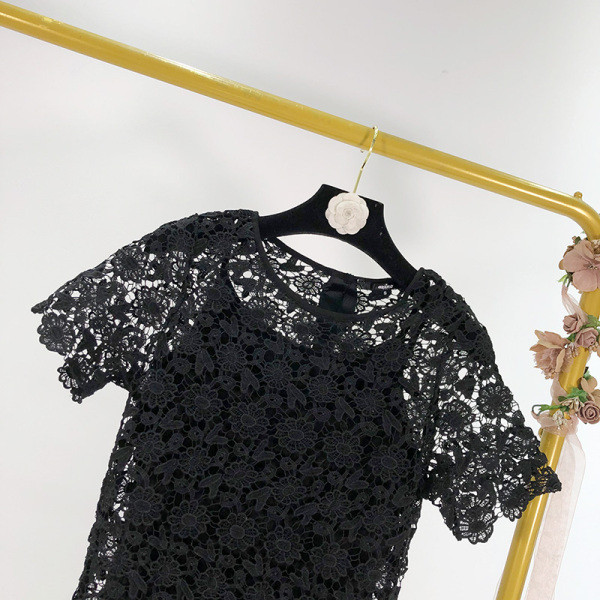 Bluză de damă din dantelă neagră cu mâneci scurte