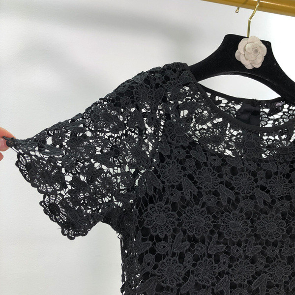 Bluză de damă din dantelă neagră cu mâneci scurte