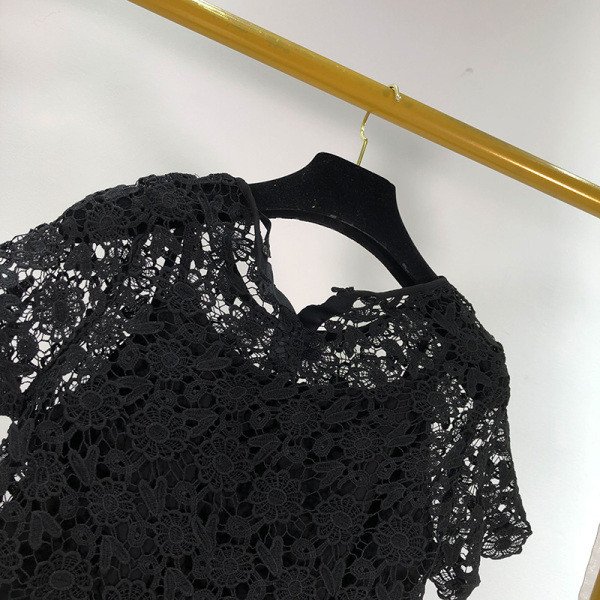 Bluză de damă din dantelă neagră cu mâneci scurte