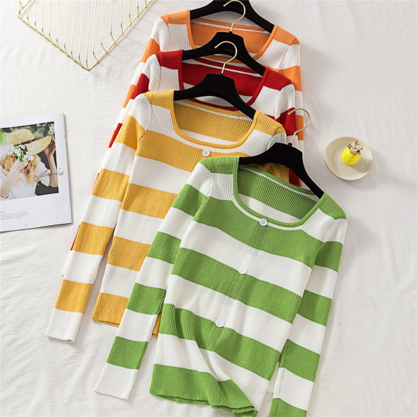 Pulover de damă cu dungi în patru culori, cu decolteu pătrat și nasturi