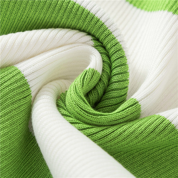 Pulover de damă cu dungi în patru culori, cu decolteu pătrat și nasturi