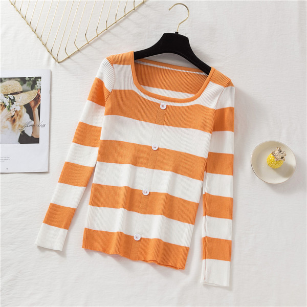Pulover de damă cu dungi în patru culori, cu decolteu pătrat și nasturi
