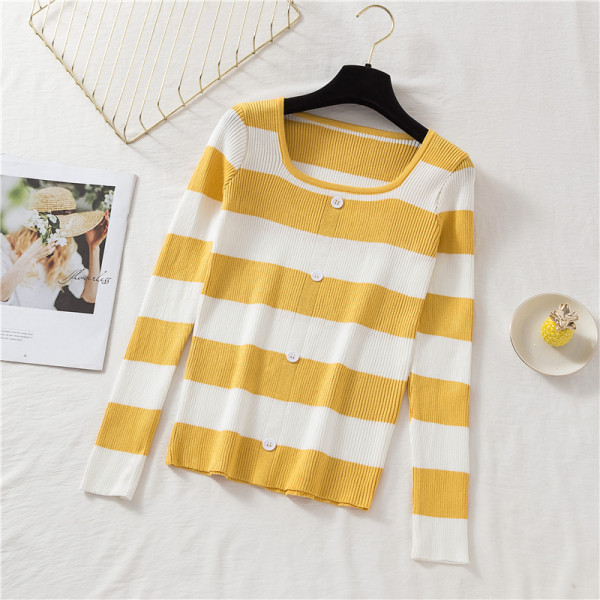 Pulover de damă cu dungi în patru culori, cu decolteu pătrat și nasturi