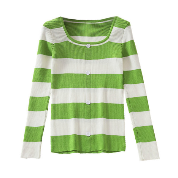 Pulover de damă cu dungi în patru culori, cu decolteu pătrat și nasturi