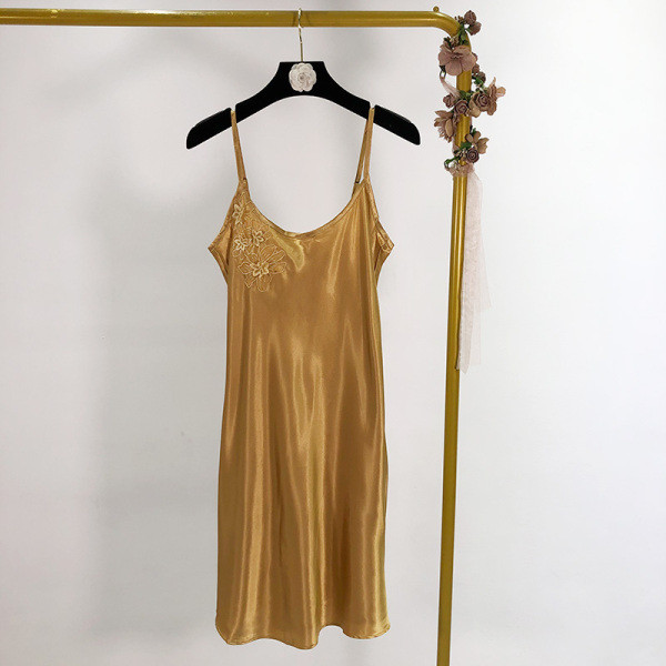 Elegáns női ruha vékony pántokkal és sárga hímzéssel