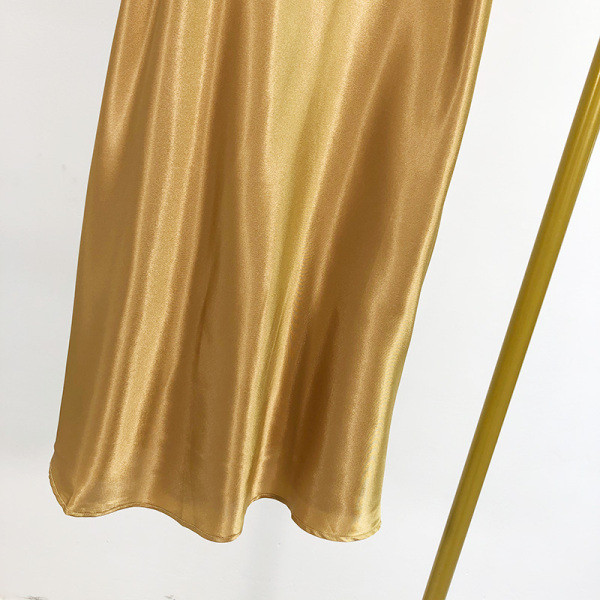 Elegáns női ruha vékony pántokkal és sárga hímzéssel