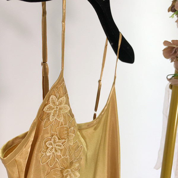 Elegáns női ruha vékony pántokkal és sárga hímzéssel