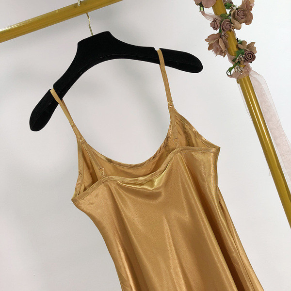 Elegáns női ruha vékony pántokkal és sárga hímzéssel