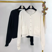 Vesta scurta casual cu buzunare si nasturi in alb si negru