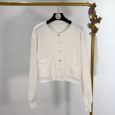 Vesta scurta casual cu buzunare si nasturi in alb si negru