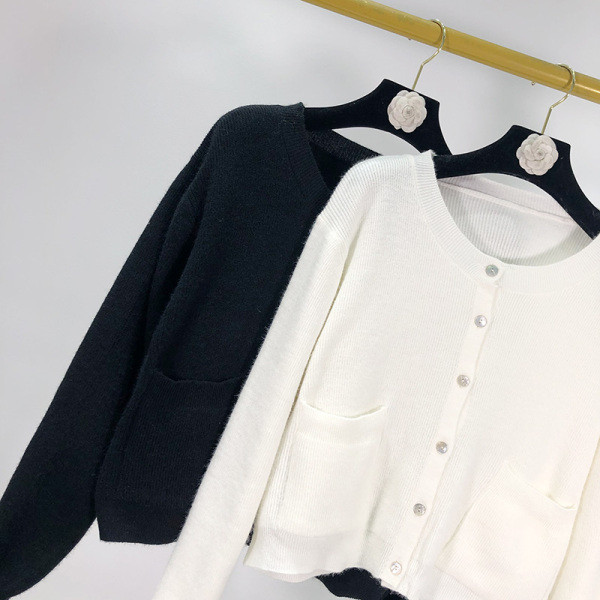 Vesta scurta casual cu buzunare si nasturi in alb si negru