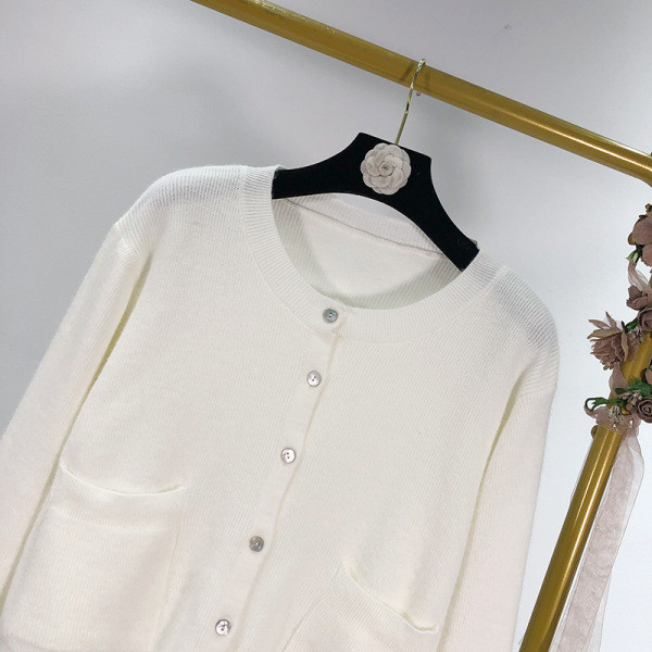 Vesta scurta casual cu buzunare si nasturi in alb si negru