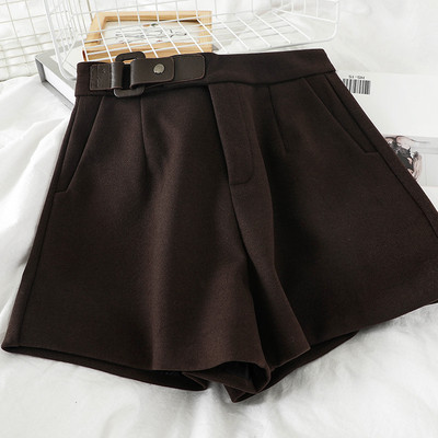 Női rövidnadrág fekete, barna és bézs színben, magas derékkal és zsebekkel