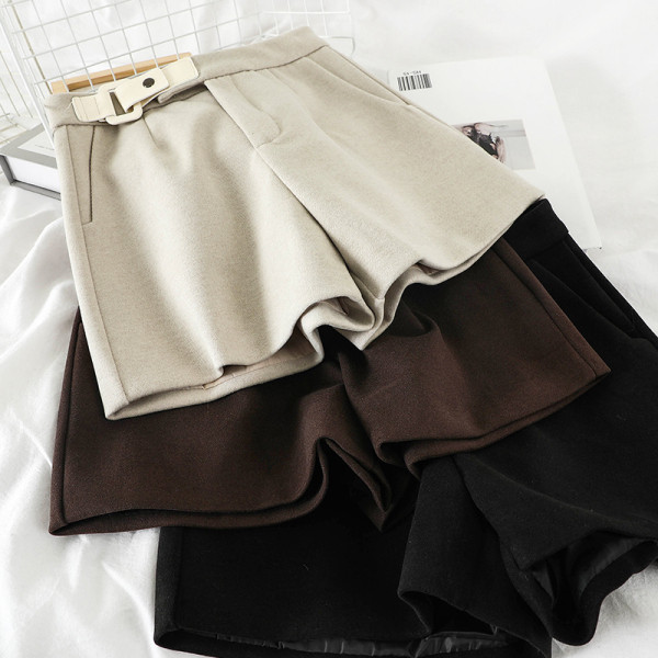 Női rövidnadrág fekete, barna és bézs színben, magas derékkal és zsebekkel