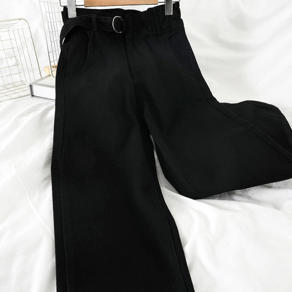 Női farmer széles modell fekete és kék színben, zsebekkel és övvel