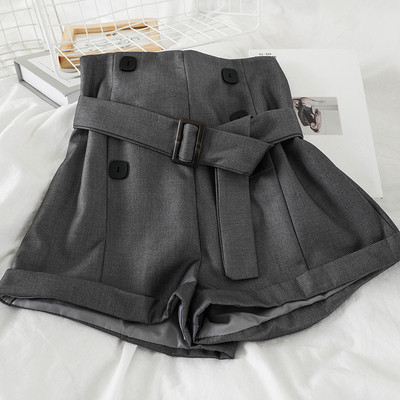 Női rövidnadrág széles modell szürke és fekete színben, gombokkal és övvel