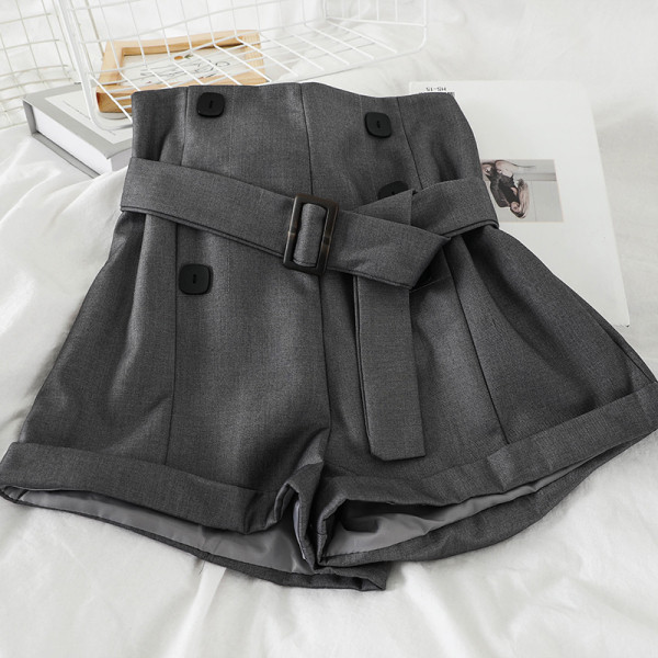 Női rövidnadrág széles modell szürke és fekete színben, gombokkal és övvel