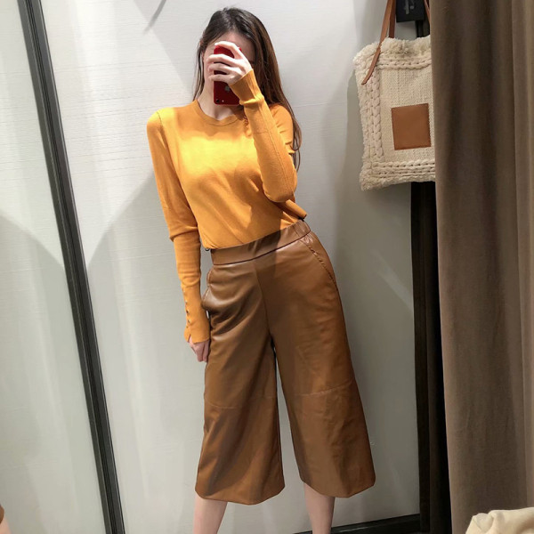 Pantaloni largi de dama la moda de culoare maro din imitatie de piele cu talie elastica si lungime 7/8