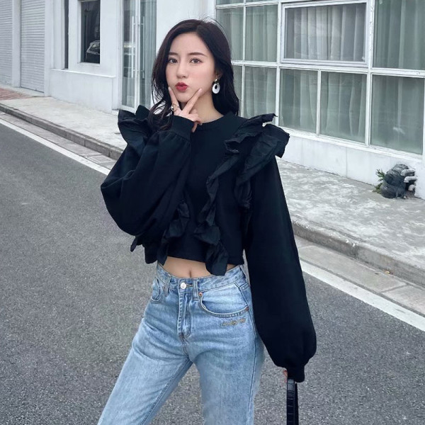 Pulover scurt subțire cu bucle în negru