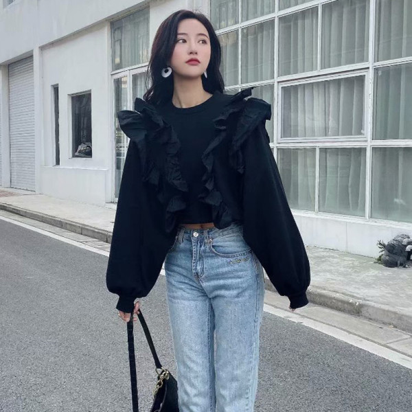 Pulover scurt subțire cu bucle în negru